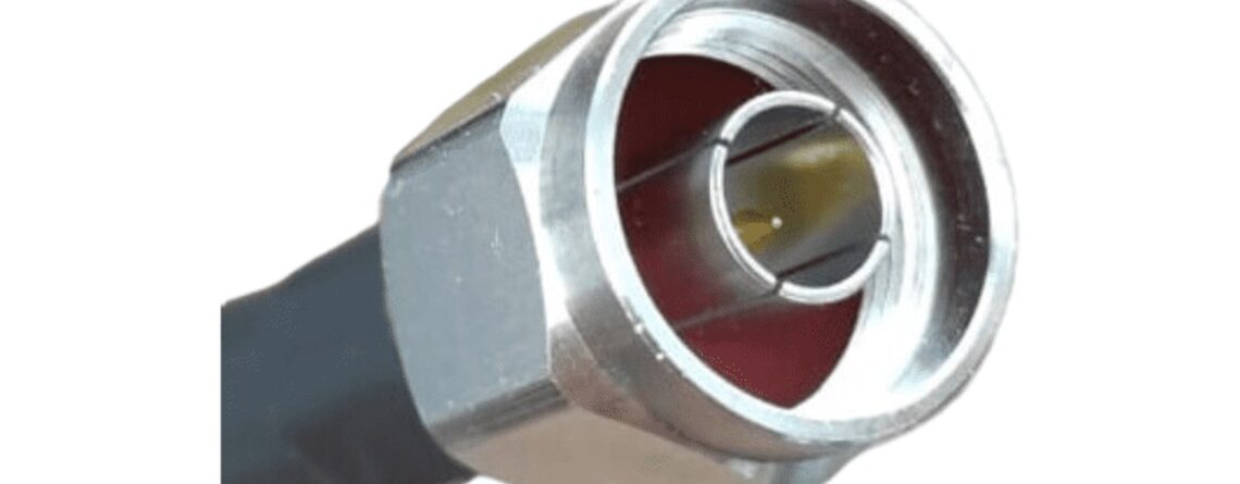 Conector N macho montado en cable coaxial